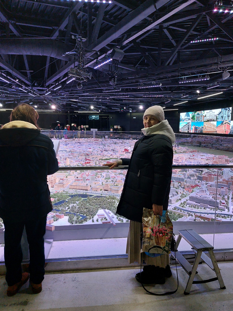 Миша все же спиной стоит. Макет Москвы