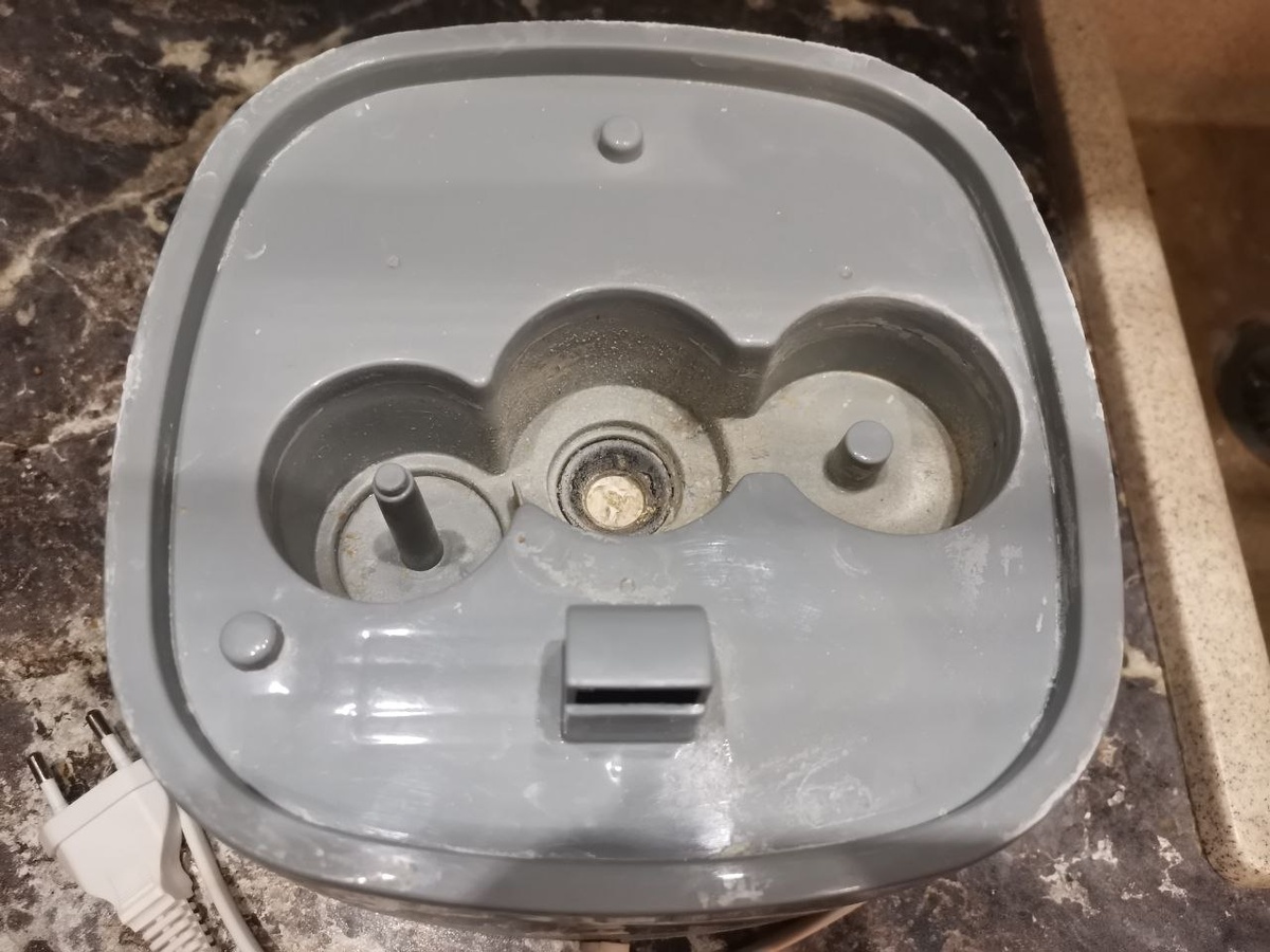 Снимаем бак увлажнителя и видим кучу отложений налёта