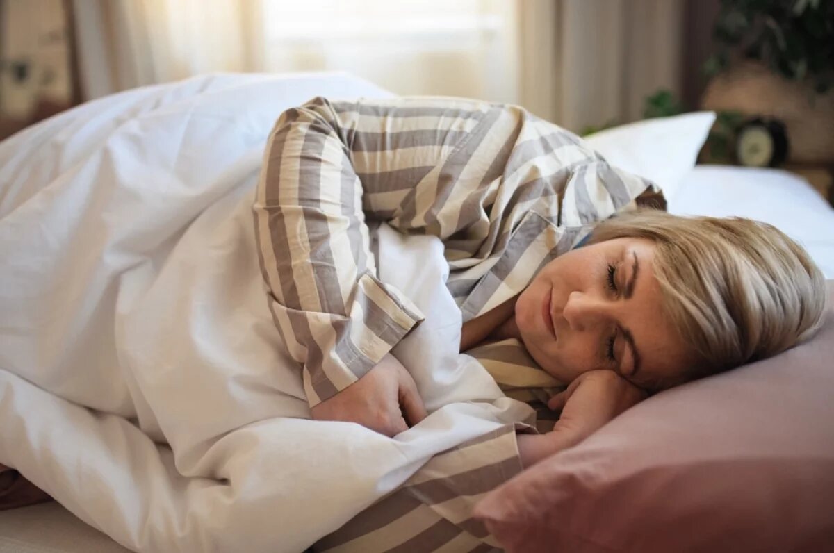    Сон на боку может быть полезным для людей с болями в спине.