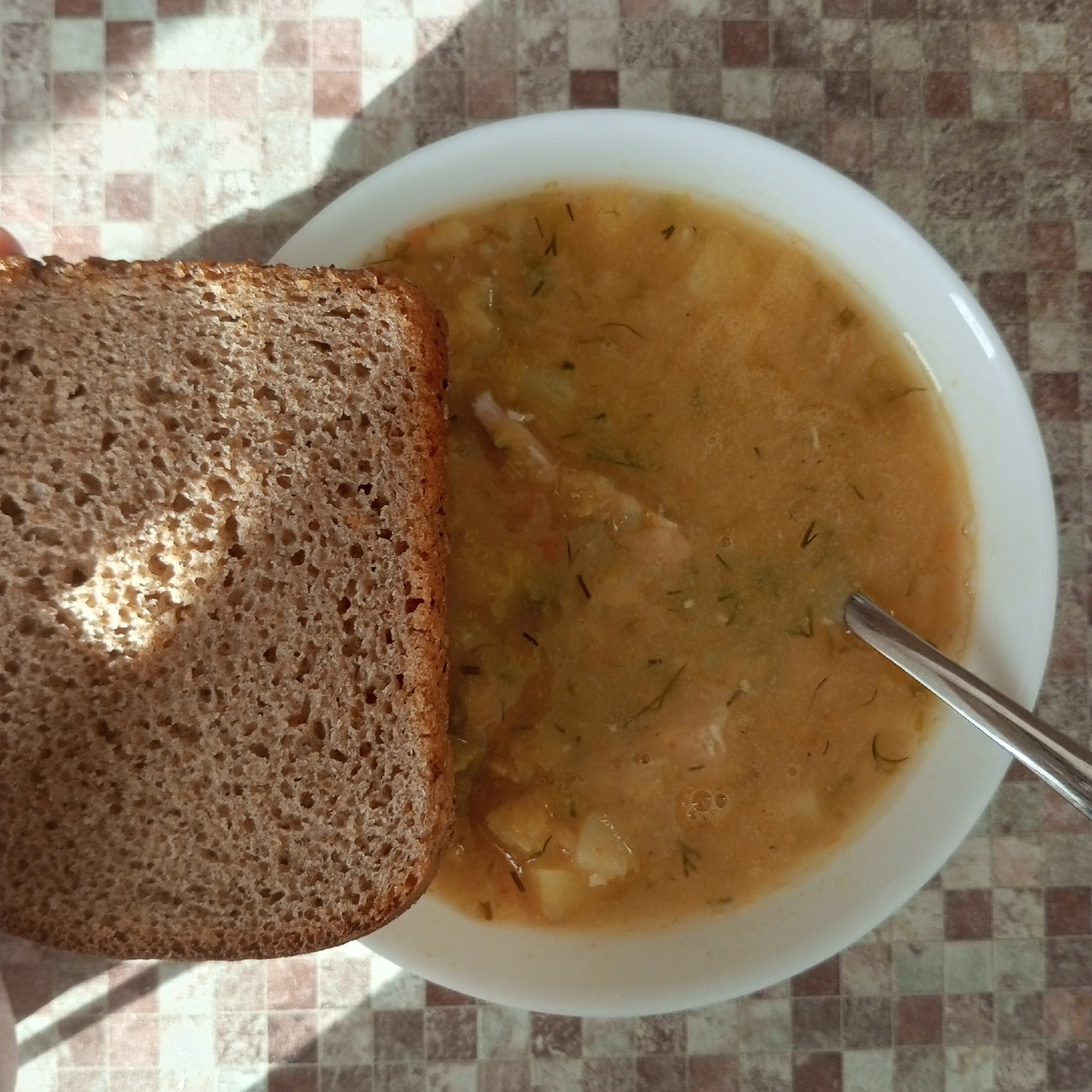 Гороховый суп с большим куском мяса