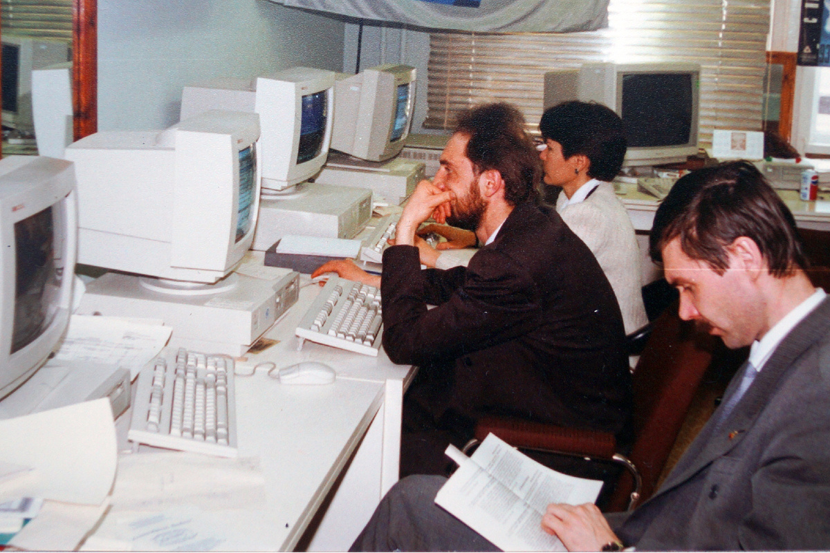 Сотрудники кафедры информационных технологий Академии. В центре — заведующий кафедрой Владимир Черницкий. Середина 1990-х