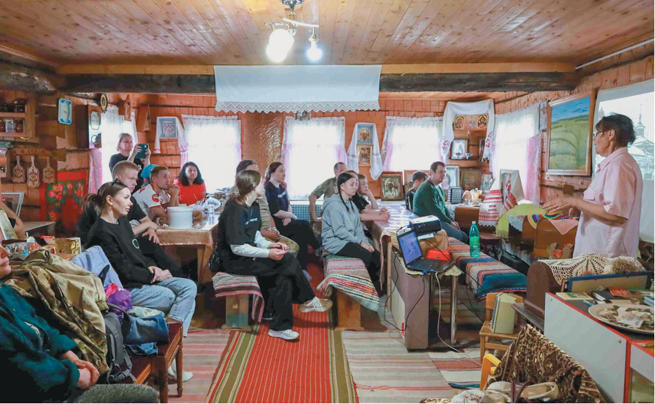 В Христофоровой пустыни для волонтеров оборудован гостевой дом, работает культурно-туристический центр. На странице слева: «Волонтеры культуры» помогают возродить заброшенную обитель Русского Севера