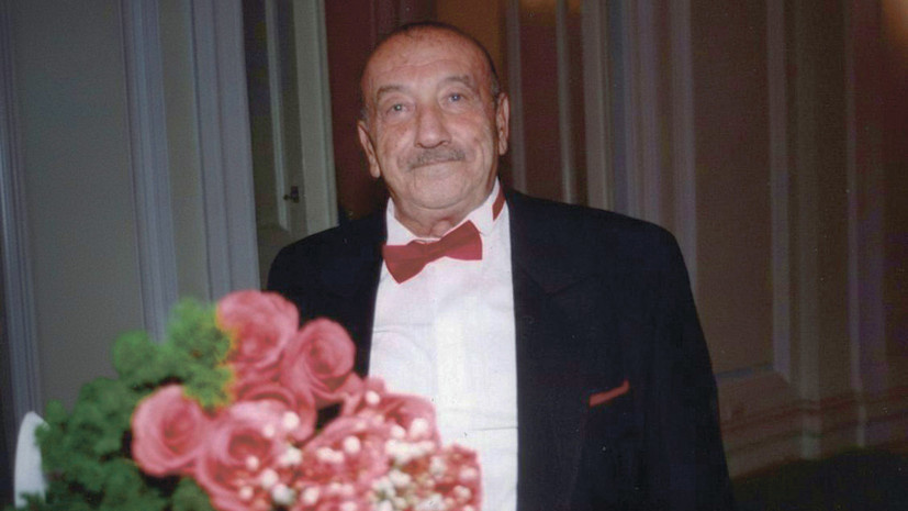     Советский и российский писатель Аркадий Вайнер родился 13 января 1931 года в Москве в семье рабочего и учительницы. Его младший брат Георгий тоже стал известным писателем и журналистом Legion-Media