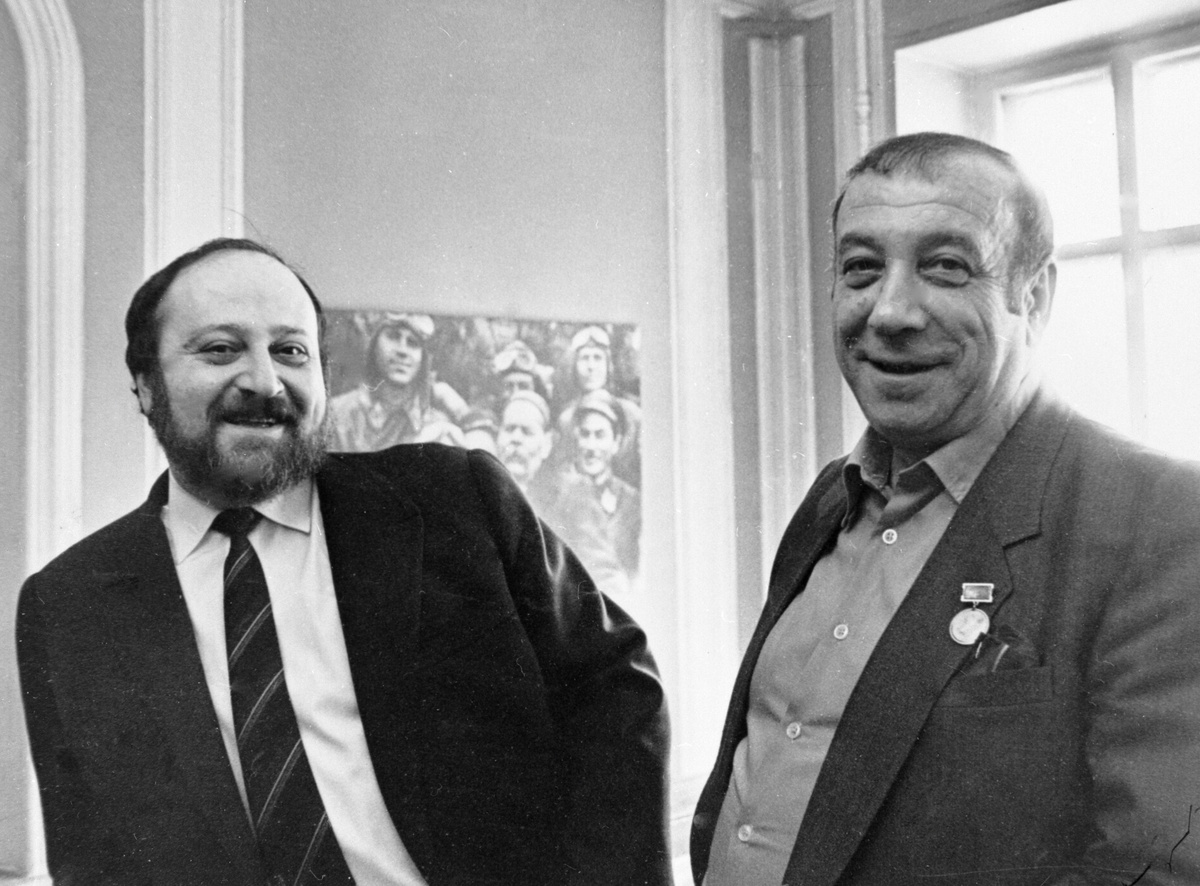    Литературная карьера писателя началась случайно. В 1967 году по просьбе общего знакомого Аркадий и Георгий Вайнеры написали свой первый детектив «Часы для мистера Келли», который позже был опубликован в двух журналах. В основу произведения легло одно из дел, которое старший брат расследовал в МУРе / РИА Новости