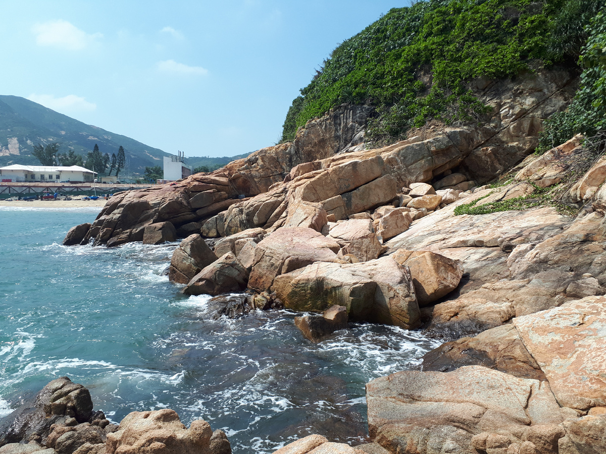 Море, скалы и невероятная зелень, чтобы привлечь ваше внимание)