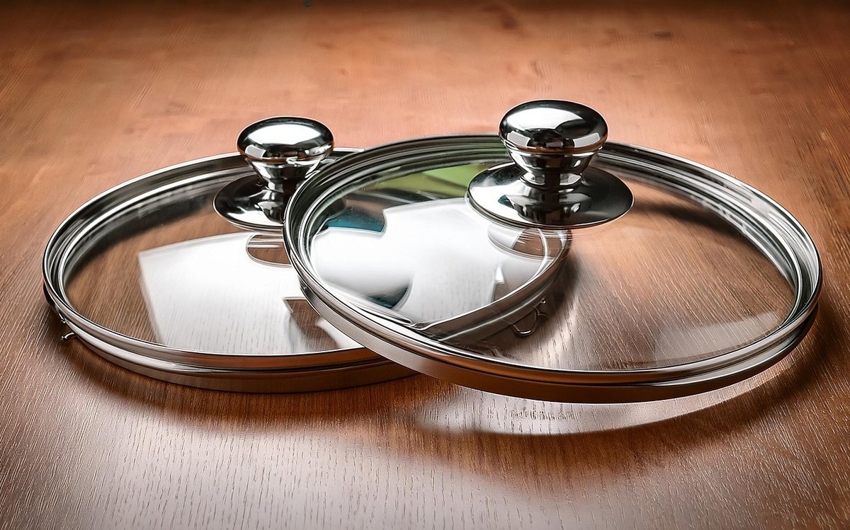 Отмываем стеклянные крышки от застарелого жира: вся грязь отойдёт сама за несколько минут 