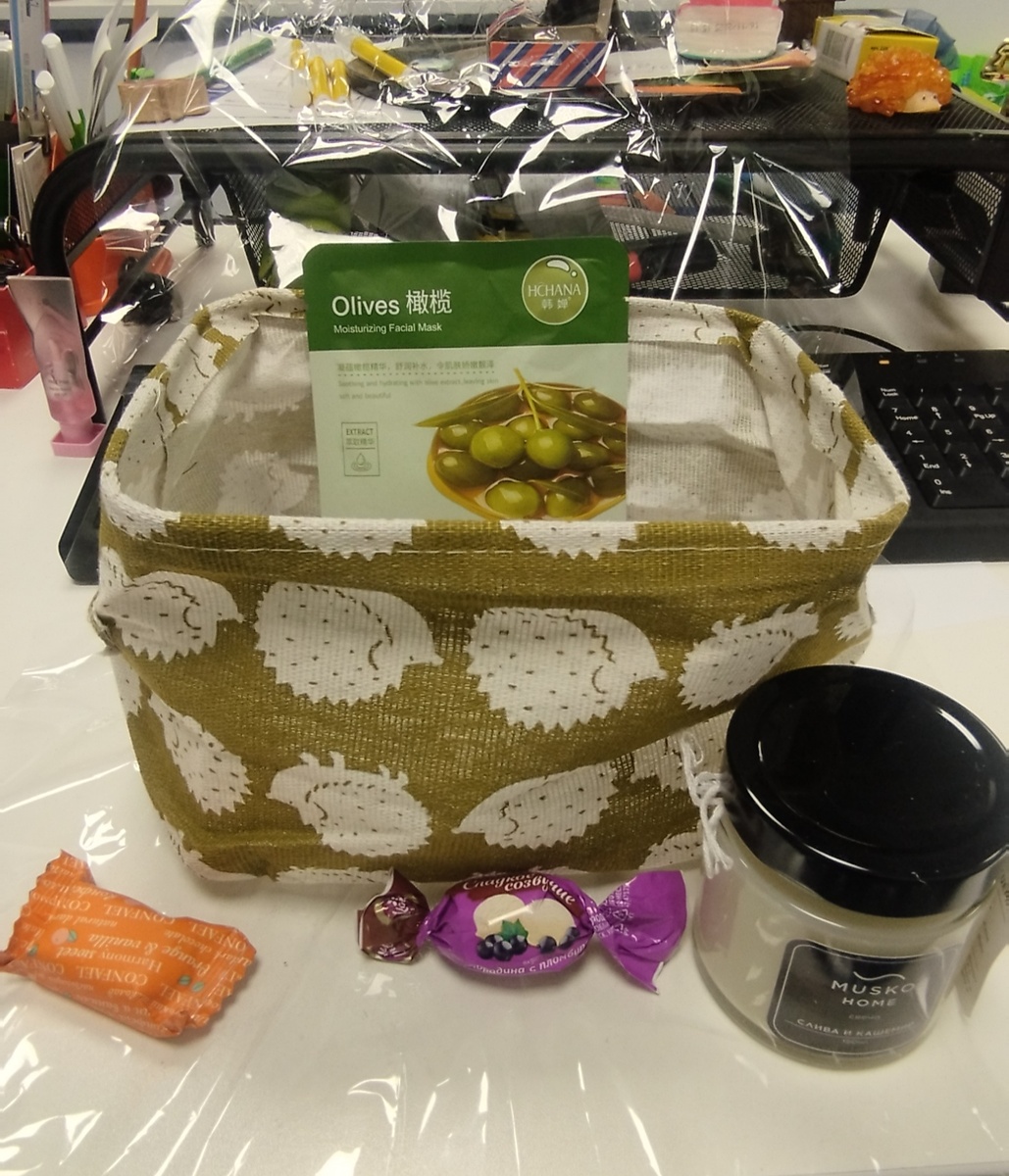 А скрывается за ней симпатичная корзинка с ежиками, сладости, снова свеча и, собственно, сама маска) 