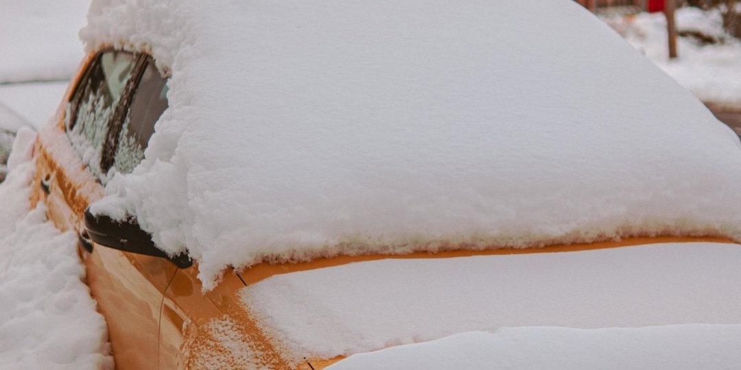 Чем грозит долгая стоянка автомобиля под снегом