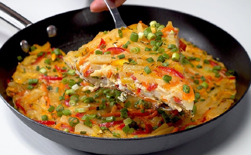 Омлет с начинкой, который заменит полноценный обед: секреты сытного блюда на каждый день