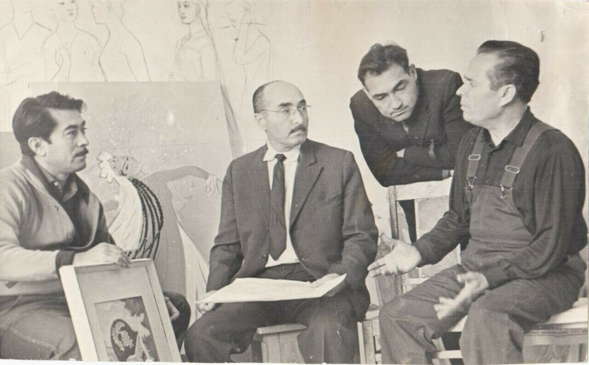 
1963 год, Ташкент. 
«В мастерской художника». Справа  налево Анвар Назыров, Абдулхай Умаров, Чингиз Ахмаров и Нигмат Кузыбаев.
Фотограф неизвестный. Фото: © предоставлено Джамилей Гергенредер