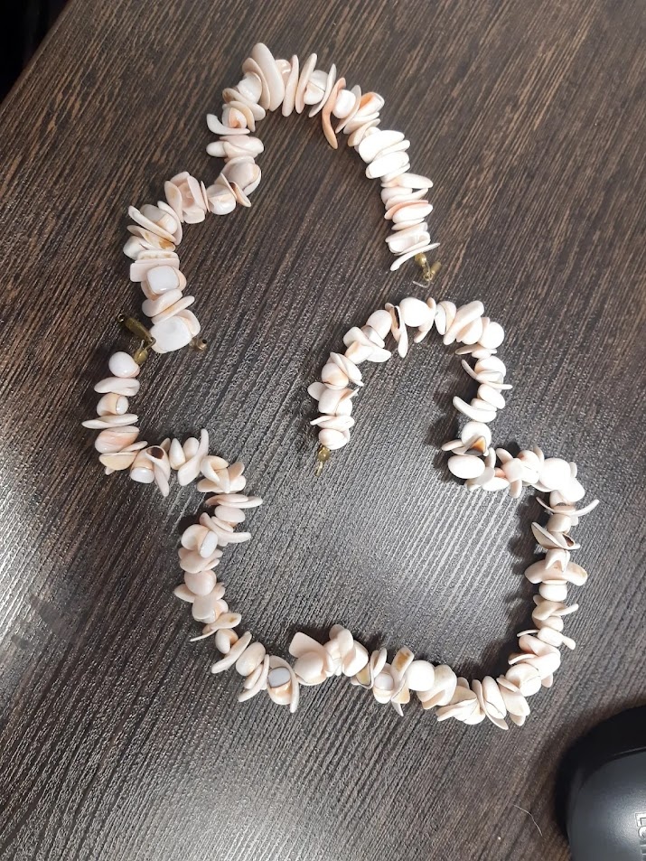 Бусы и браслет были на леске, прочной, но уже скрюченной временем.