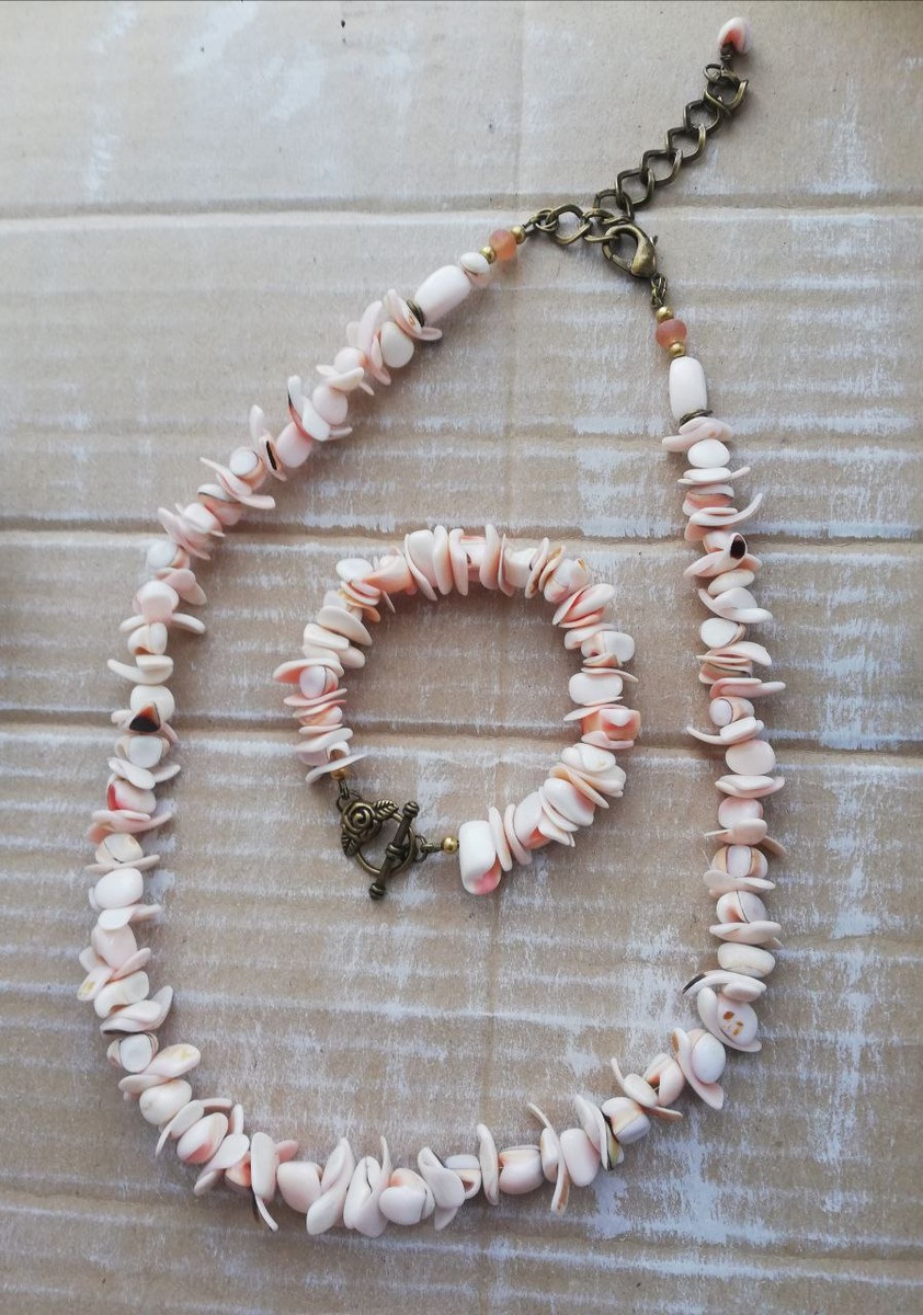 Бусы и браслет я просто пересобрала на прочный ювелирный трос, поставила красивые большие, заметные замки.