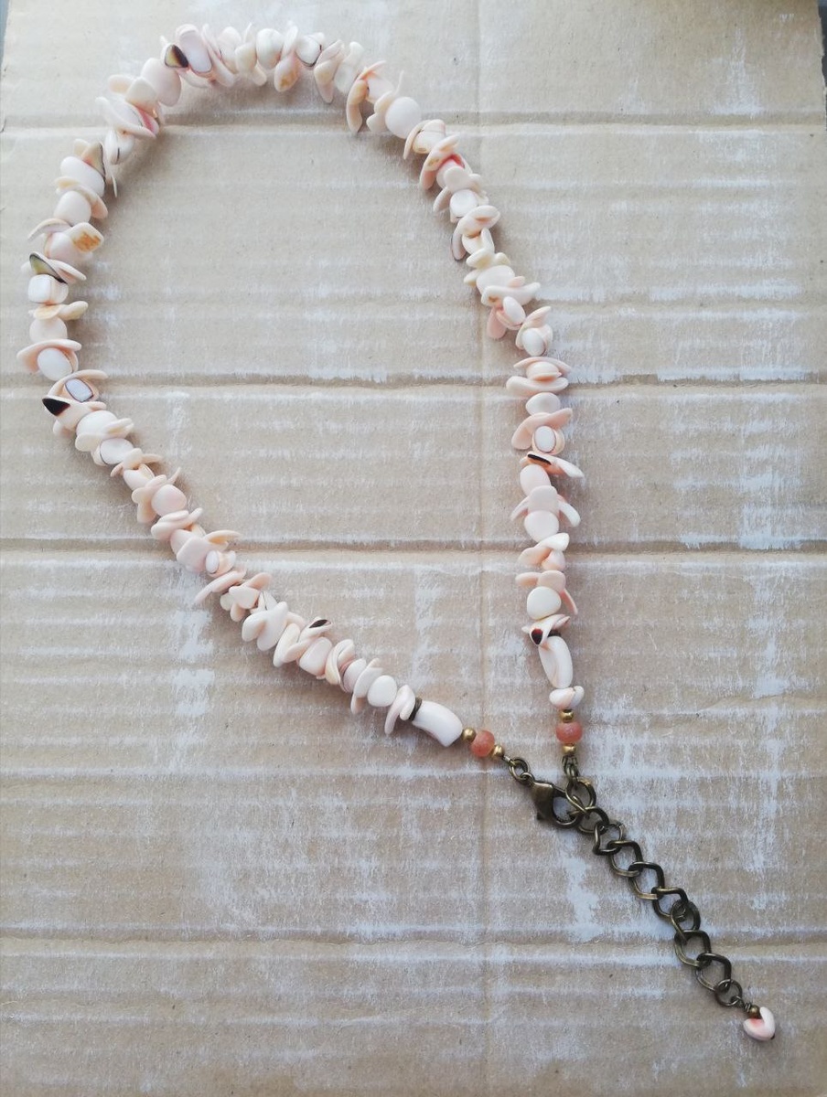 К бусам я специально добавила плоскую крупную цепь под бронзу.
И теперь их можно поворачивать цепочкой вниз, так сейчас носят🌹