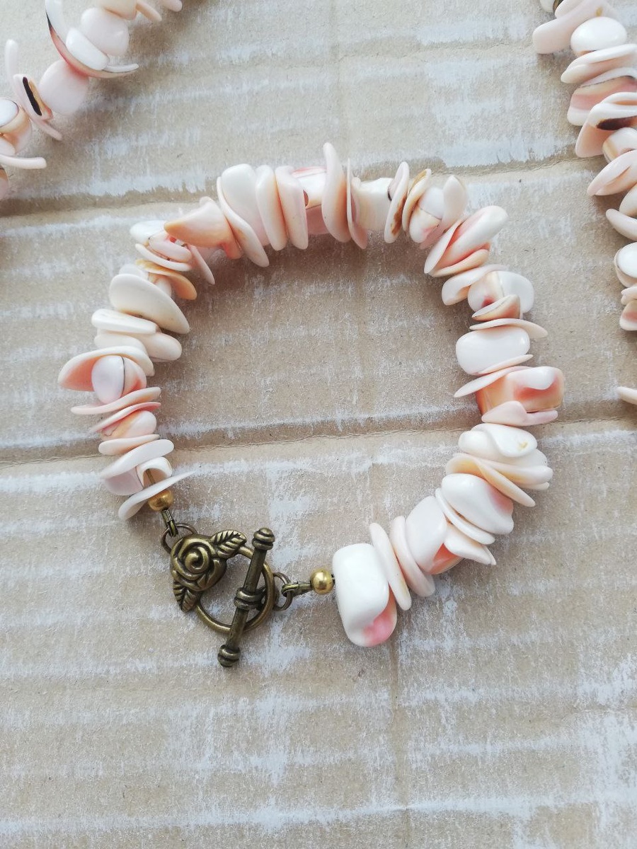 На браслете — замок в виде розочки🌹. Декоративно и женственно.