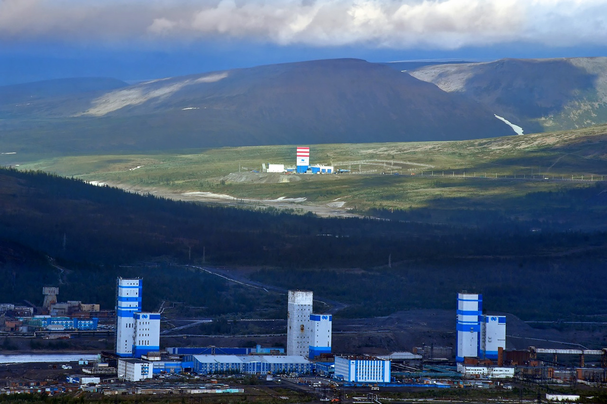     Грандиозный процесс траппового магматизма около 250 млн лет назад создал и поднял от границы мантии с ядром Земли к поверхности множество редких минералов и металлов. Теперь здесь, на северо-западной окраине плато Путорана, находится Норильский промышленный район – центр добычи редких металлических руд России