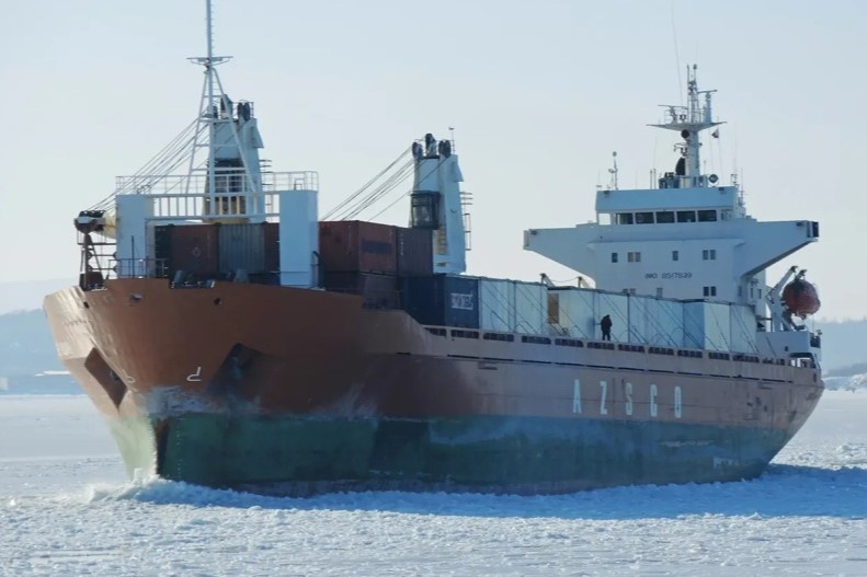 На Чукотке теплоход "Мария" вывели из тяжёлых льдов