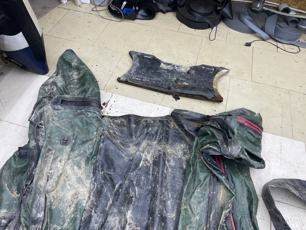 грязная лодка