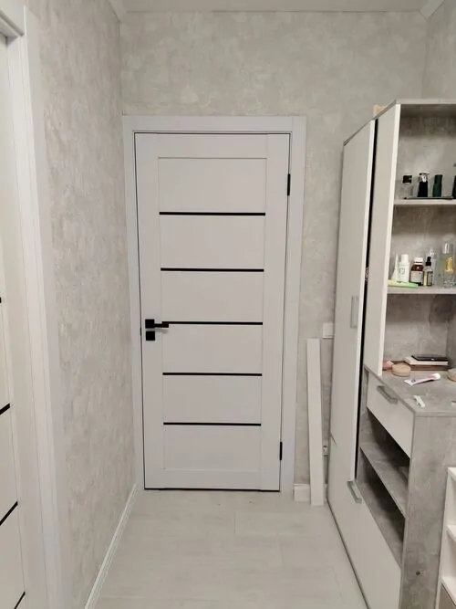 Белая дверь + светлый пол