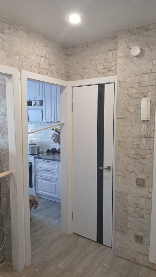 Белая дверь + светлый пол