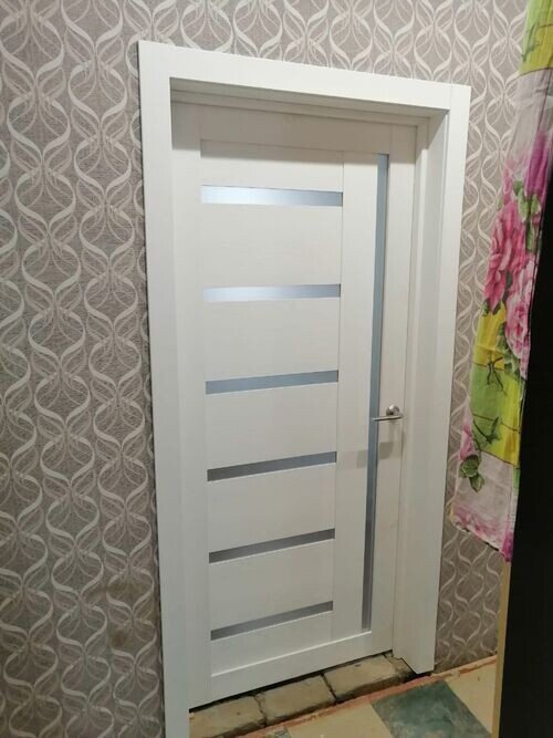 Белая дверь + светлый пол