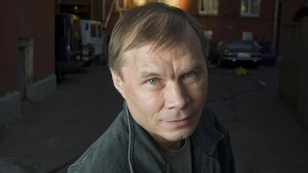 Отец честно трудился на речном флоте - очень уважаемая деятельность по меркам местности. 