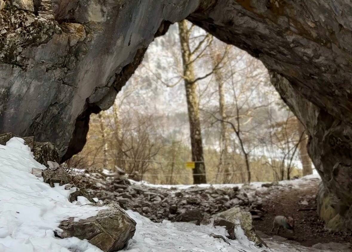 Карстовая арка. Нашли Бию на фотографии?