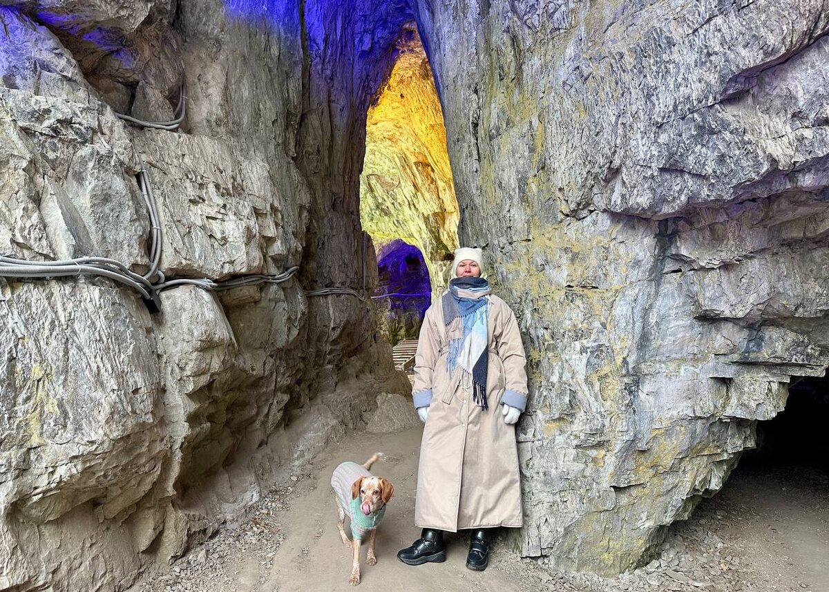 На входе синие и желтые оттенки