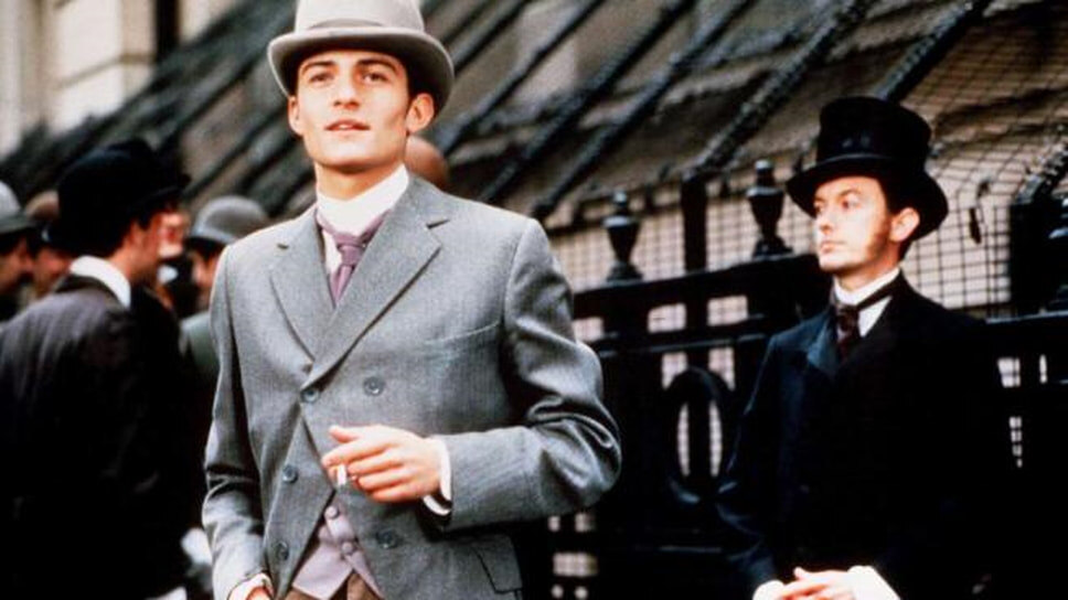 В 1996 году состоялся дебют Орландо Блума на телевидении в эпизодах сериала «Несчастный случай», а через год он появился в драме «Уайльд» режиссера Брайана Гилберта (кадр на фото). Партнерами начинающего артиста по съемочной площадке стали Стивен Фрай и Джуд Лоу.📷Фото: BBC Television Centre