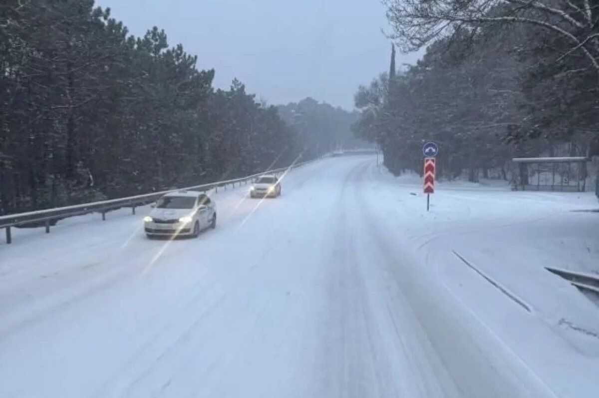    На трассе Ялта – Севастополь ведется расчистка снега