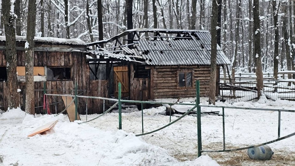    Огонь быстро охватил деревянные постройки. Фото: https://vk.com/clubay_ryabova