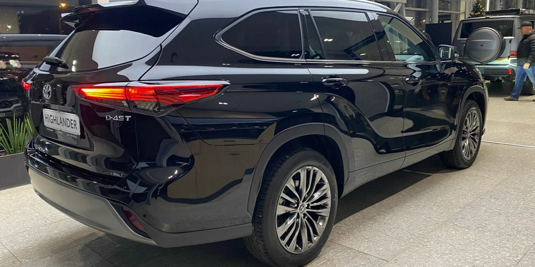 Мотор 2.0 л., АКПП, полный привод. В России начали продавать новые Toyota Highlander. Сколько они стоят?