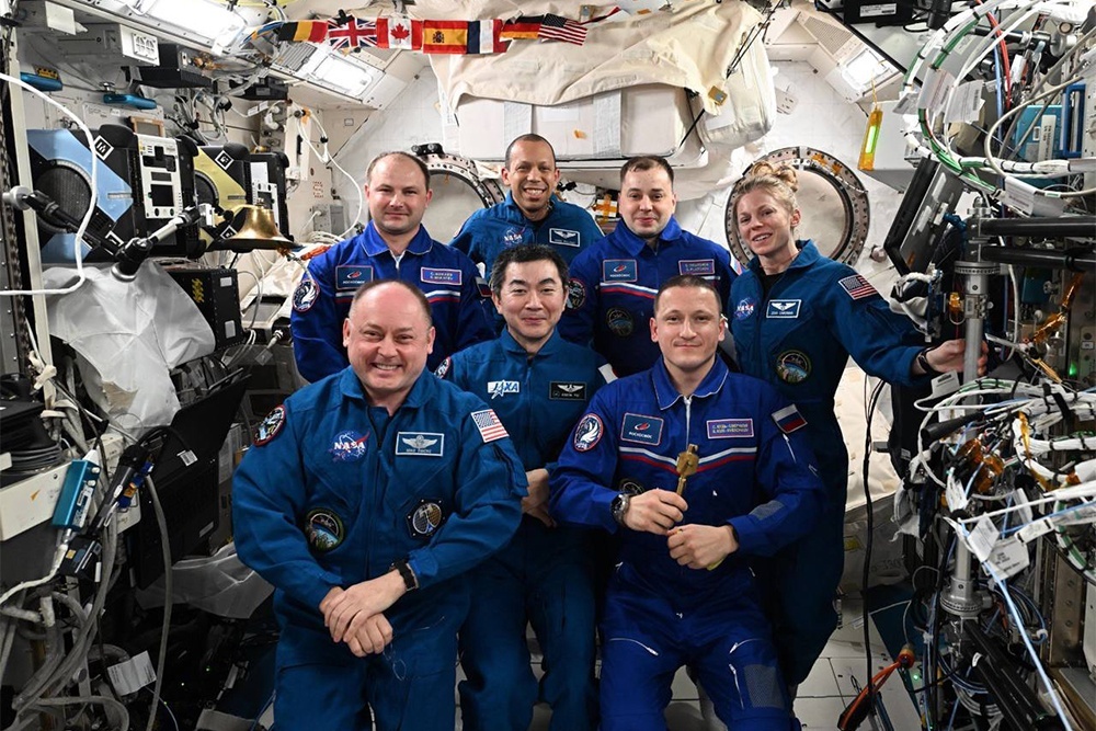    Сергей Кудь-Сверчков принял командование МКС: у него в руках - тот самый ключ от станции. / Роскосмос / t.me/roscosmos_gk