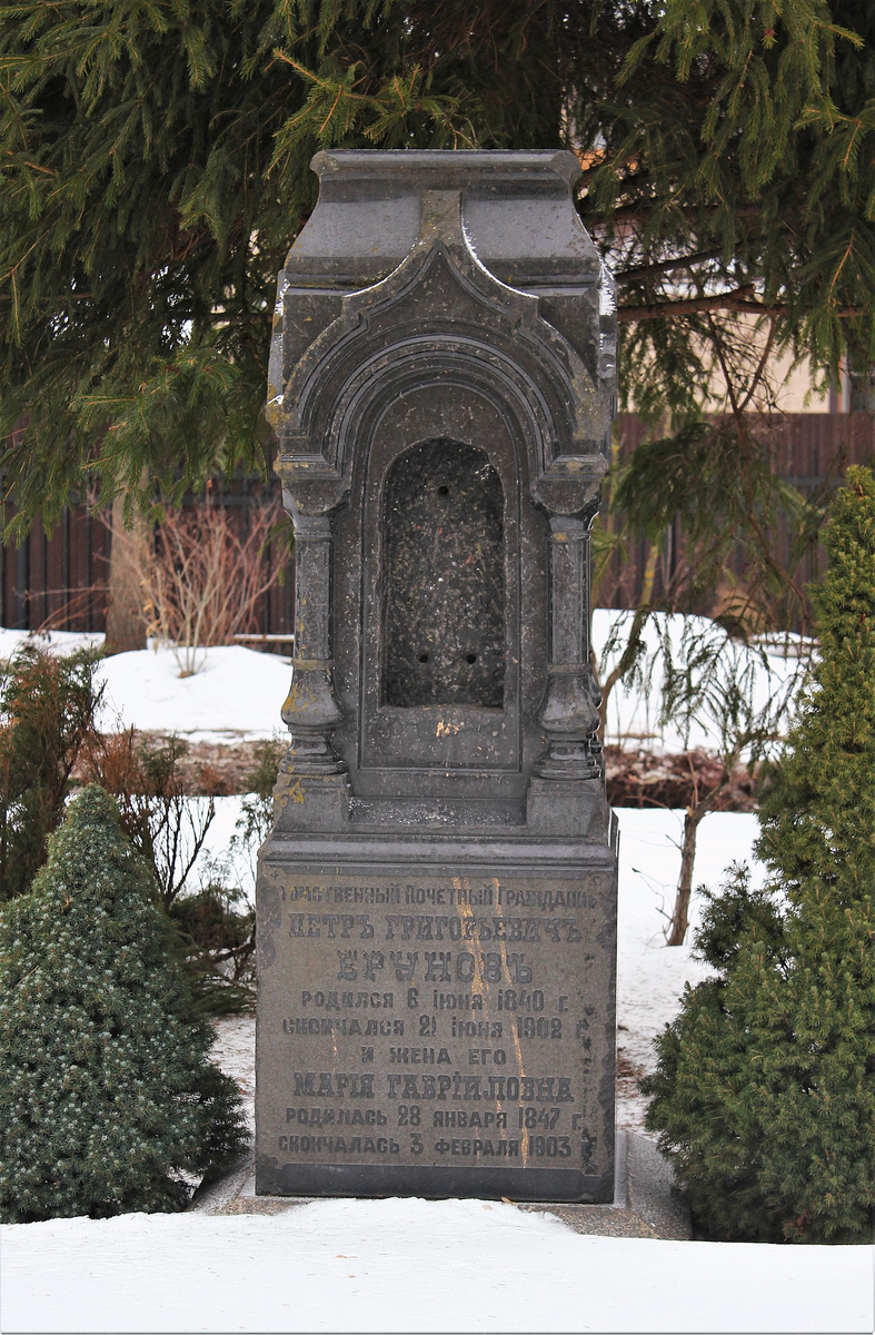 Надгробный памятник на могиле мецената П. Г. Брунова возле построенного им Троицкого храма.