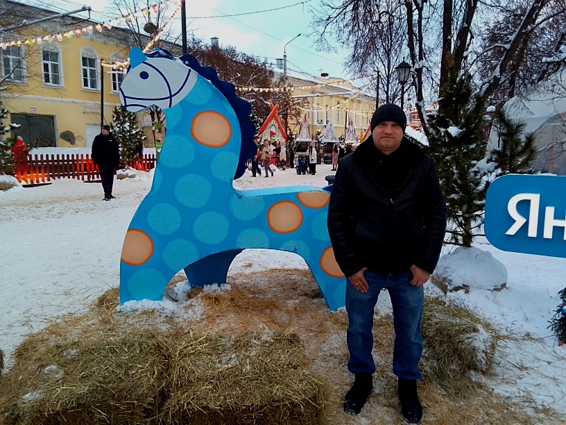 Редкое фото, где супруг слегка улыбается))