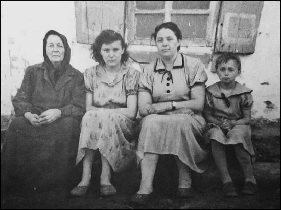 Пелагея Яковлевна с дочерью Миняевой Верой и внучками Валентиной и Светланой.