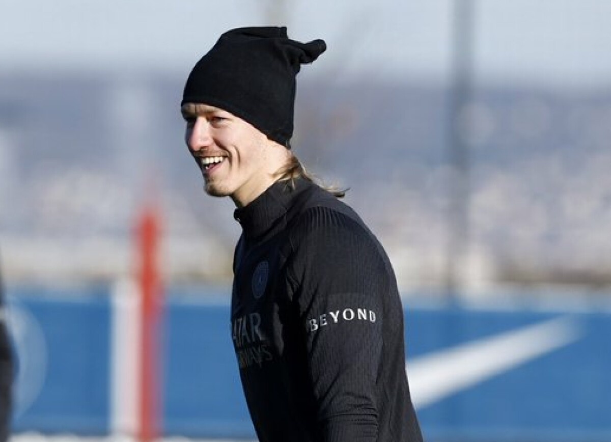     Фаны «ПСЖ» после вылета из Кубка Франции с Шевалье и Забарным: Сафонов, возвращайся скорее!