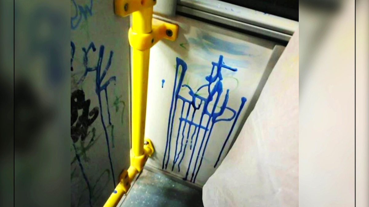    В Нижневартовске разыскивают вандалов, разукрасивших автобусы