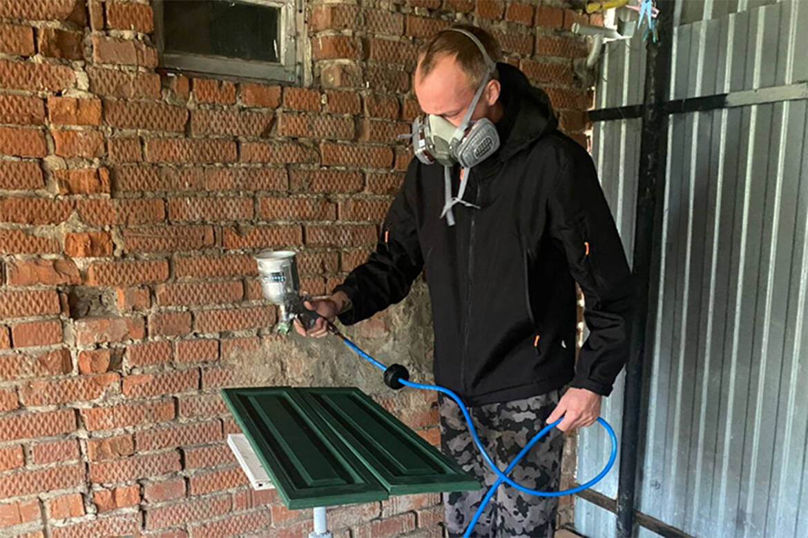 Салават Арсланов оборудовал гараж под мастерскую, где реставрирует старые кухни, шкафы, столыФото предоставлено героем публикации