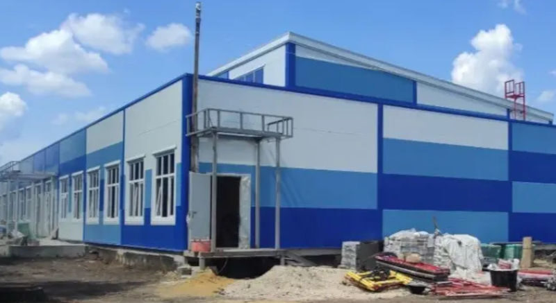    На строительстве бассейна (июль, 2025 года; фото: администрация Еланского муниципального района