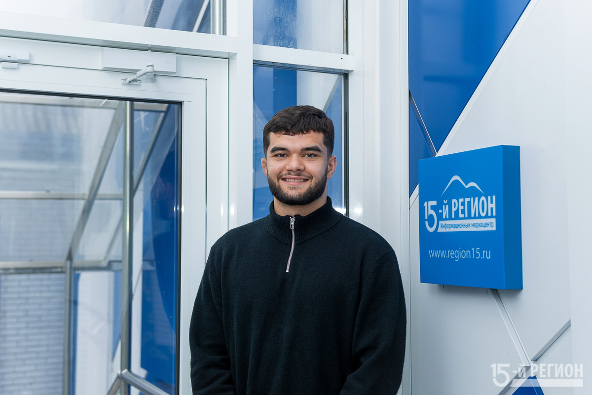 Заур Арсагов в офисе 15-го Региона. Фото: Константин 15-Фарниев