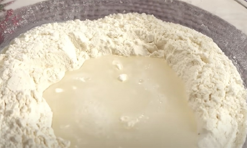 Секрет самой нежной выпечки: что произойдёт, если замочить тесто в топлёном масле?