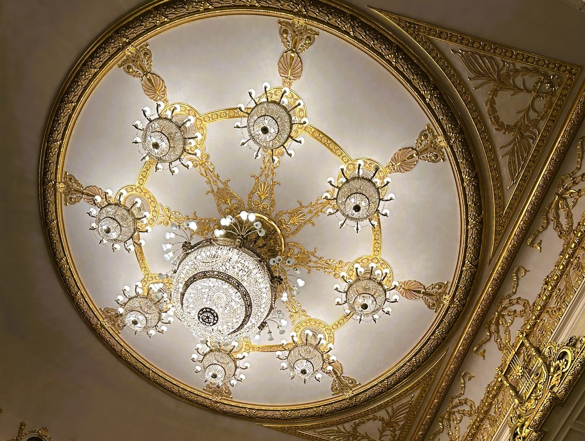 Из партера люстра смотрится маленькой. А вот с балконов – просто восторг!