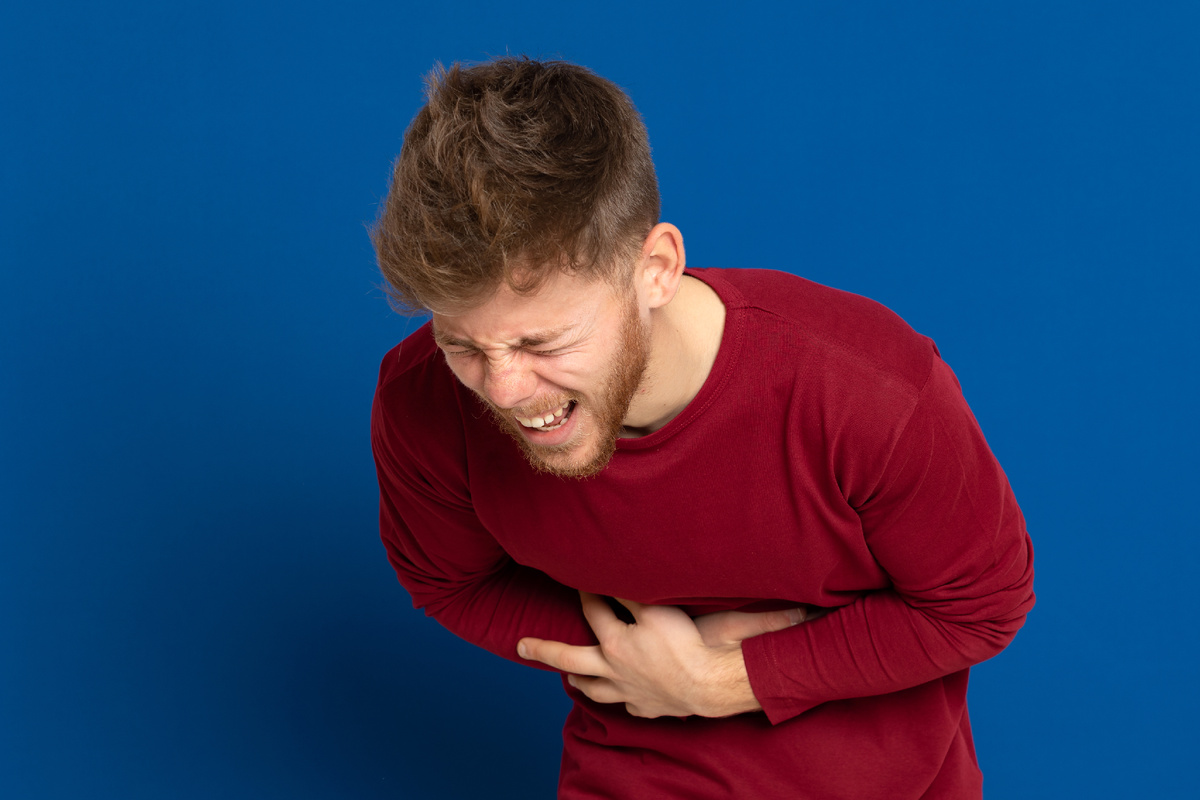 Почему после запоя болит живот и как себе помочь (источник изображения: freepik.com)