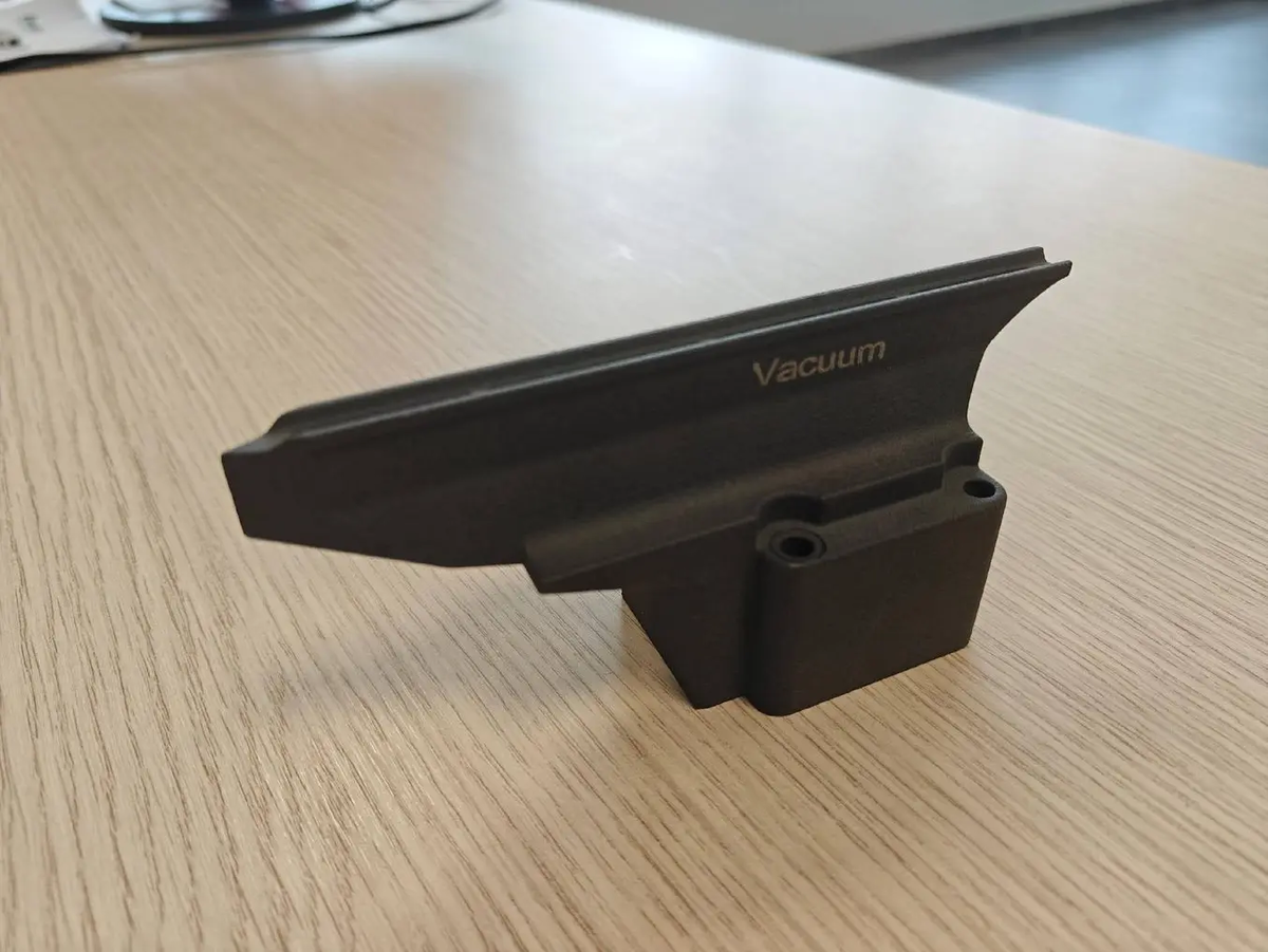 Аксессуар для забора воздуха с интегрированной опорой и лазерной гравировкой, напечатанный на SLS 3D-принтере серии Fuse из порошка Nylon 12.