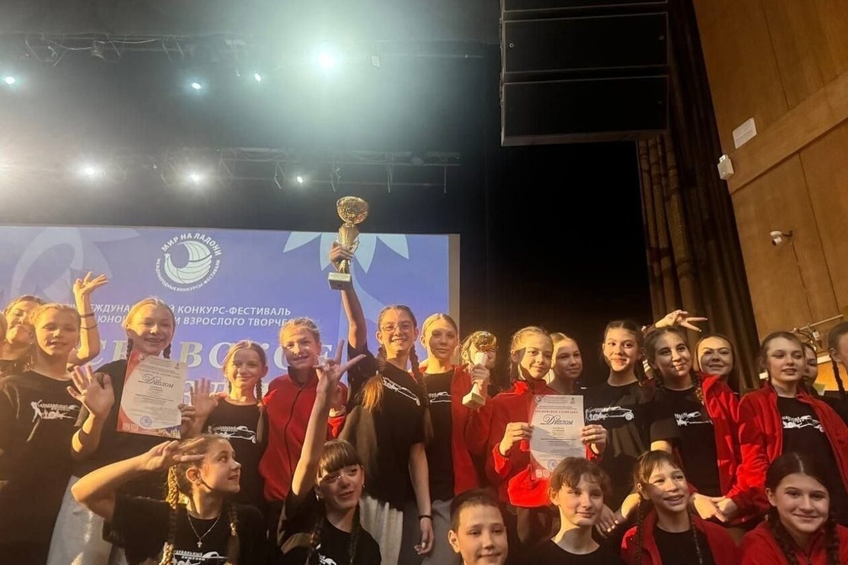 Фото: народный ансамбль современного танца «Танцевальный лимузин»