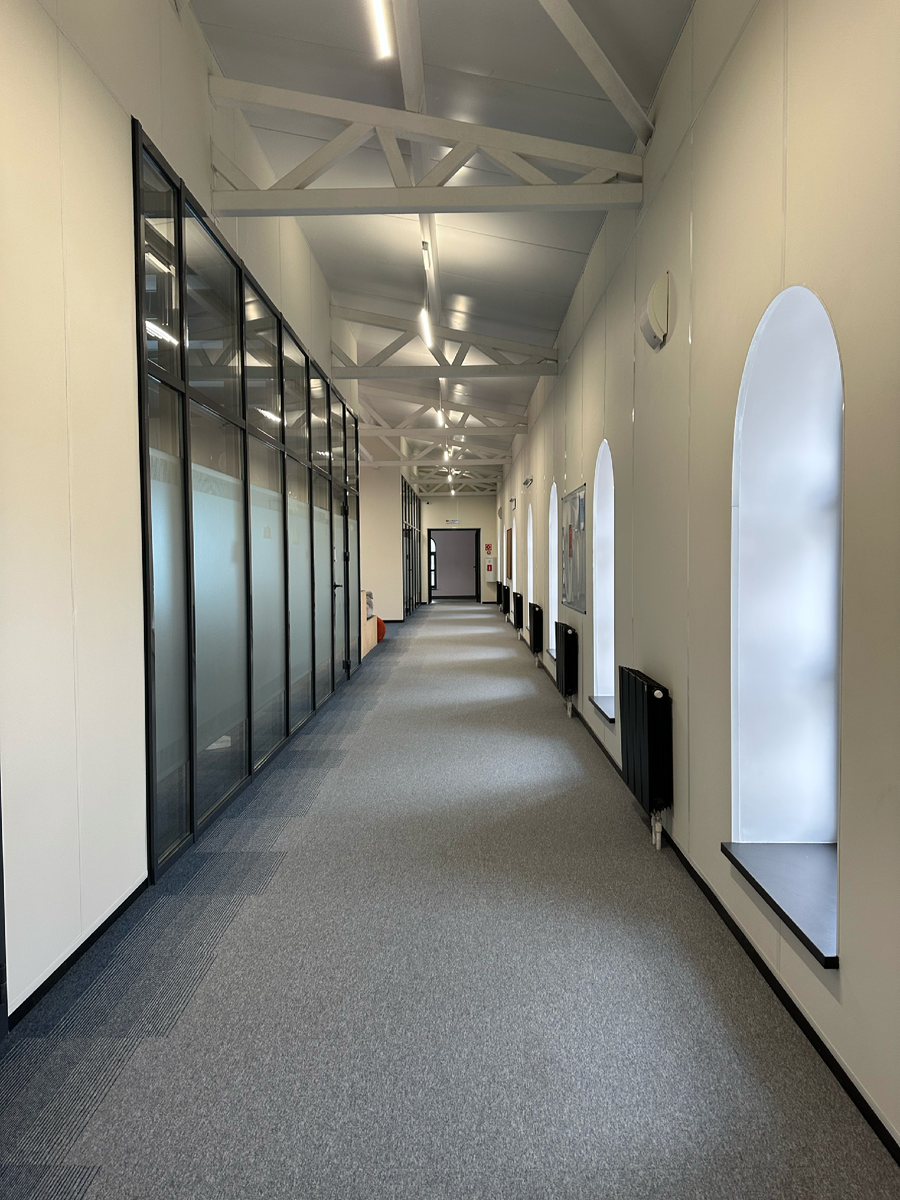 Коридор с декоративными панелями — простор и уют для учеников