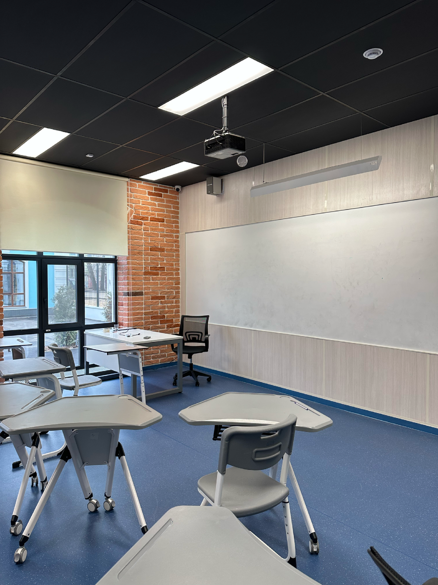 Современный класс с ламинированными панелями ГКЛ — светло и стильно