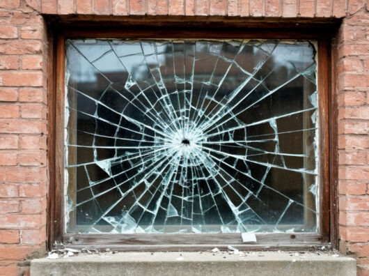    разбитое стекло // фото сгенерировано с помощью freepik