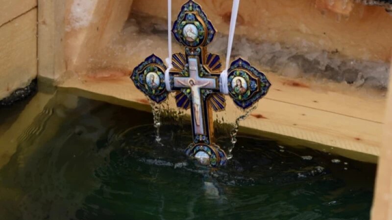     Крест в купеле. Крещение. tyazhin.ru.