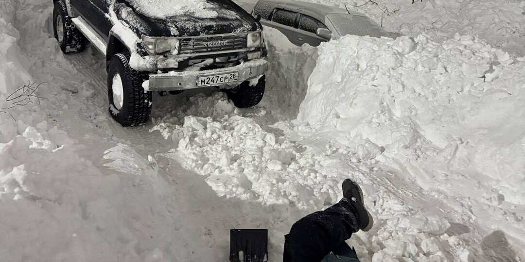 Это я лежу в снегу после двух часов махания лопатой и думаю